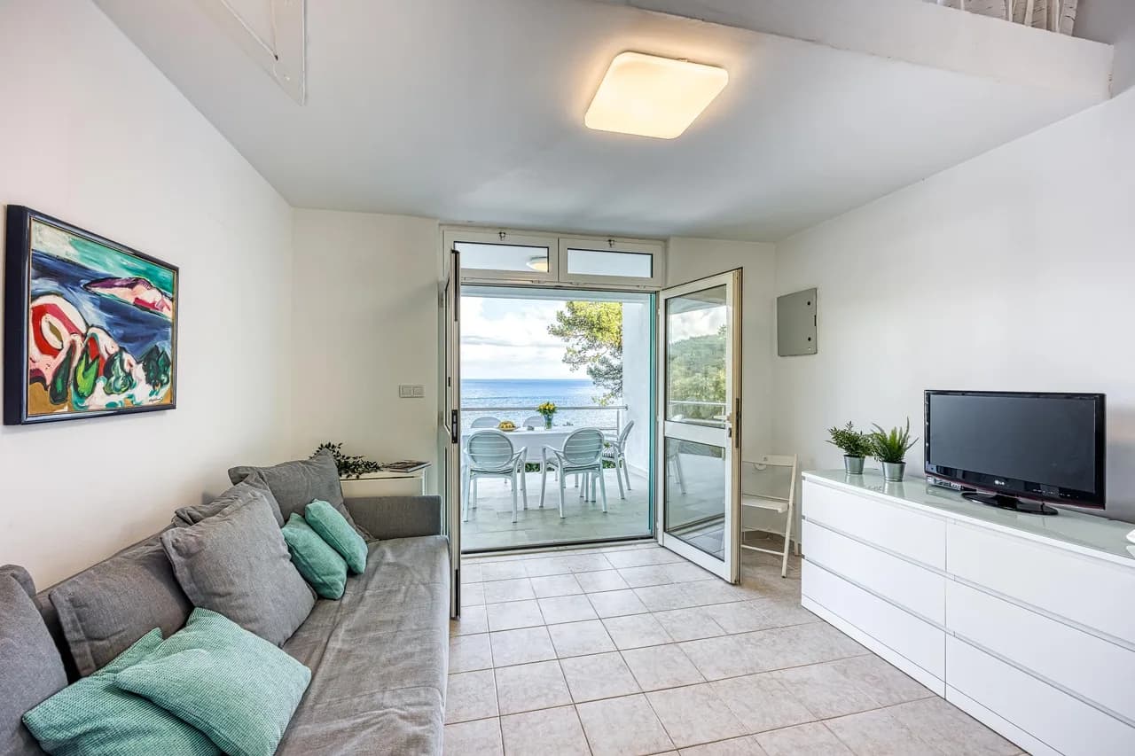 Seaside Apartment with Terrace in Mali Lošinj photo 3