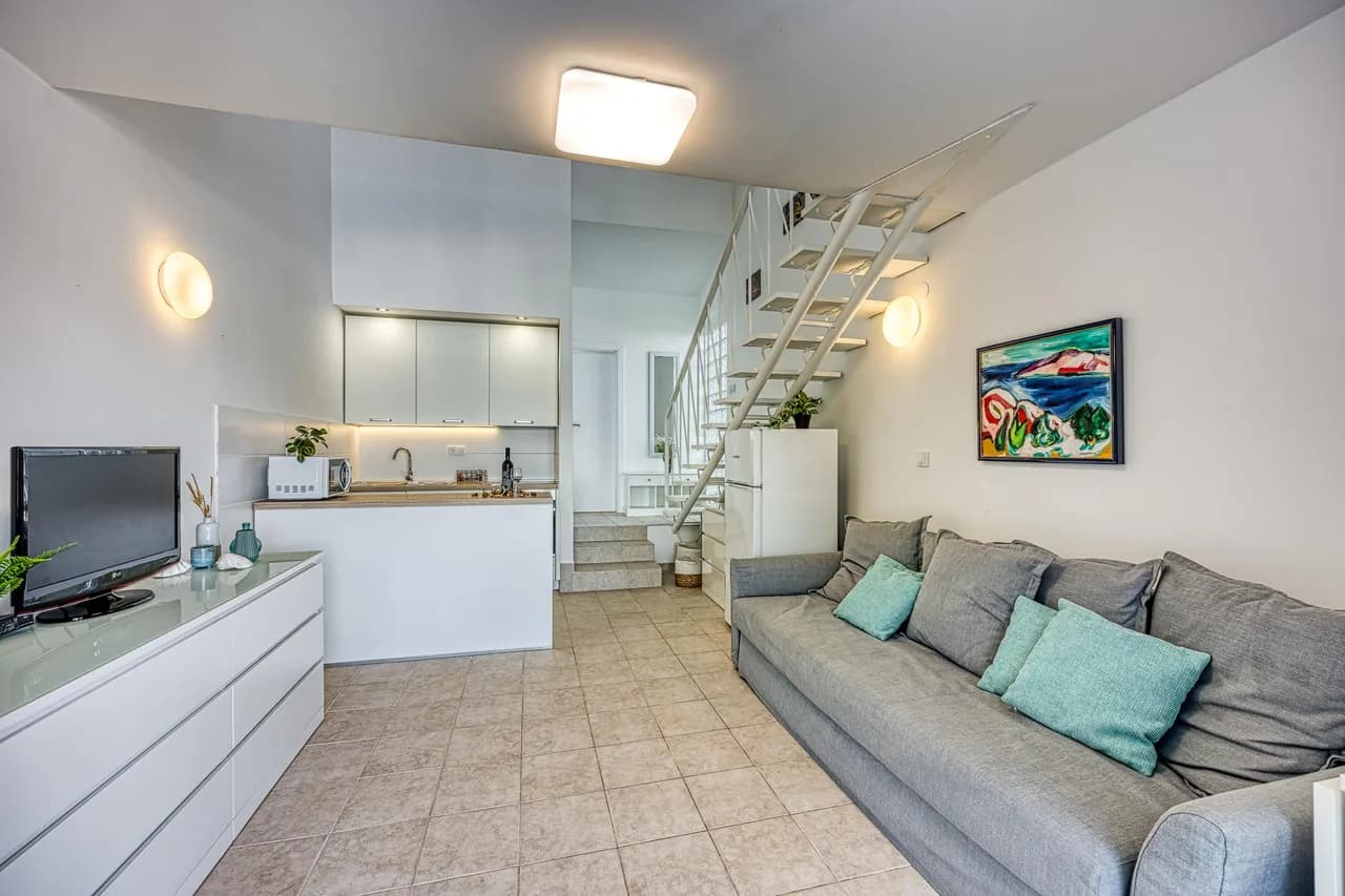 Seaside Apartment with Terrace in Mali Lošinj photo 4