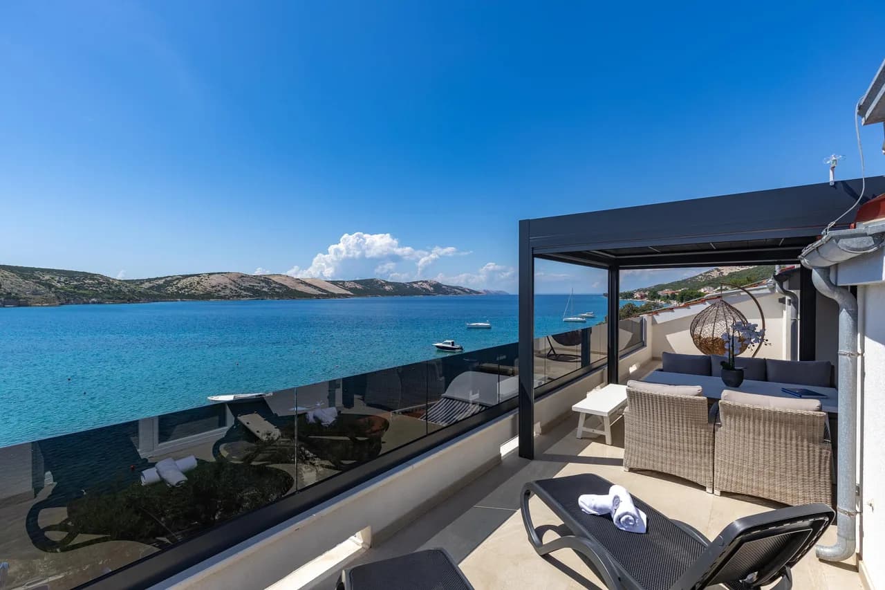 Beachfront Family Apartment in Stara Novalja