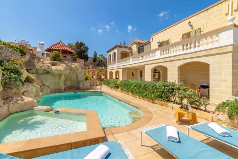 Villa & Pool 1 Mellieħa Bay Retreat