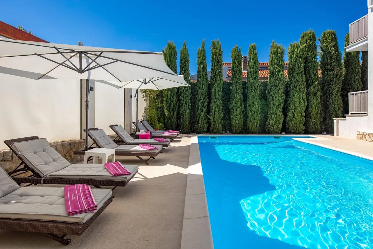 Family House Rose with Pool photo 2