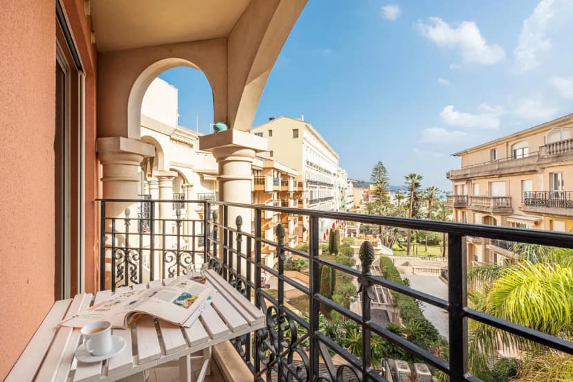 Queen Garden Apartment