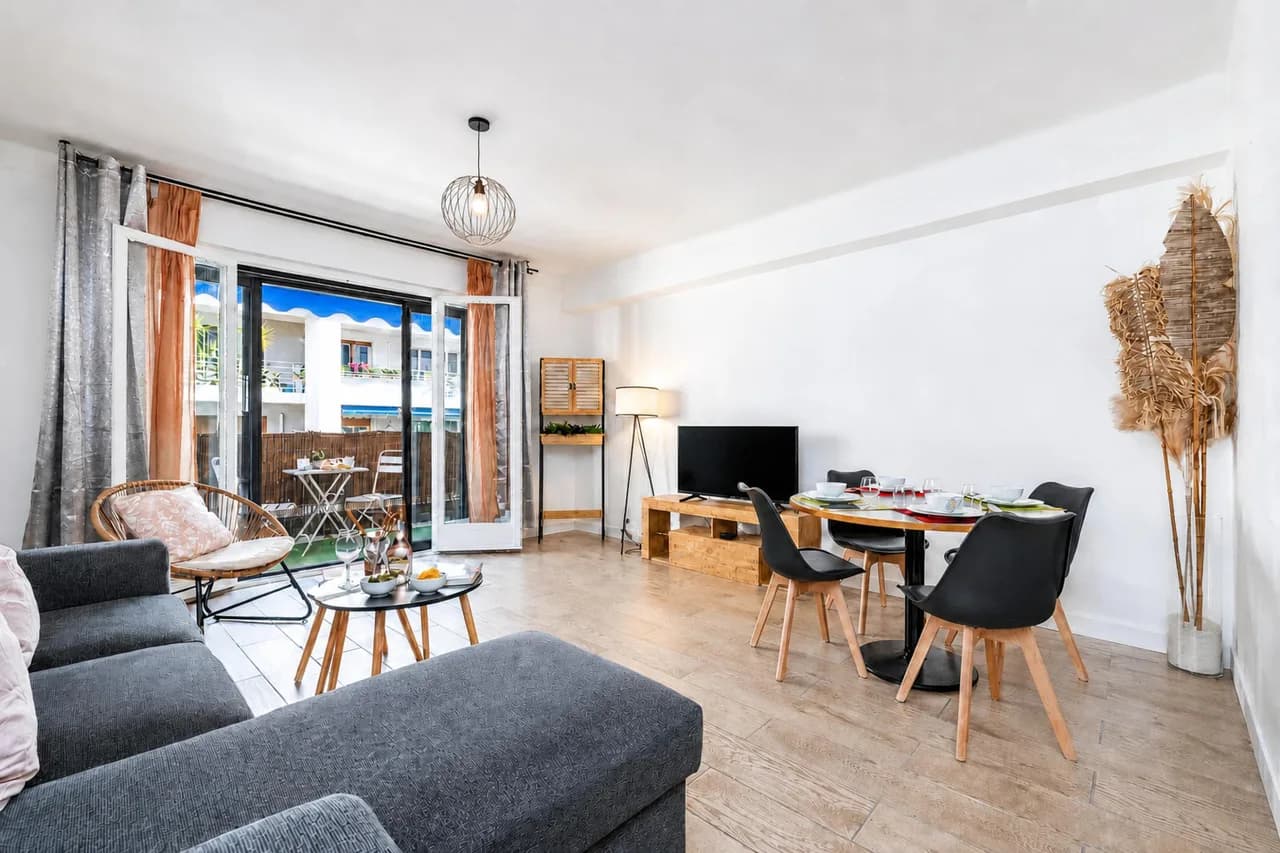2 Bedrooms Antibes Center, Balcony