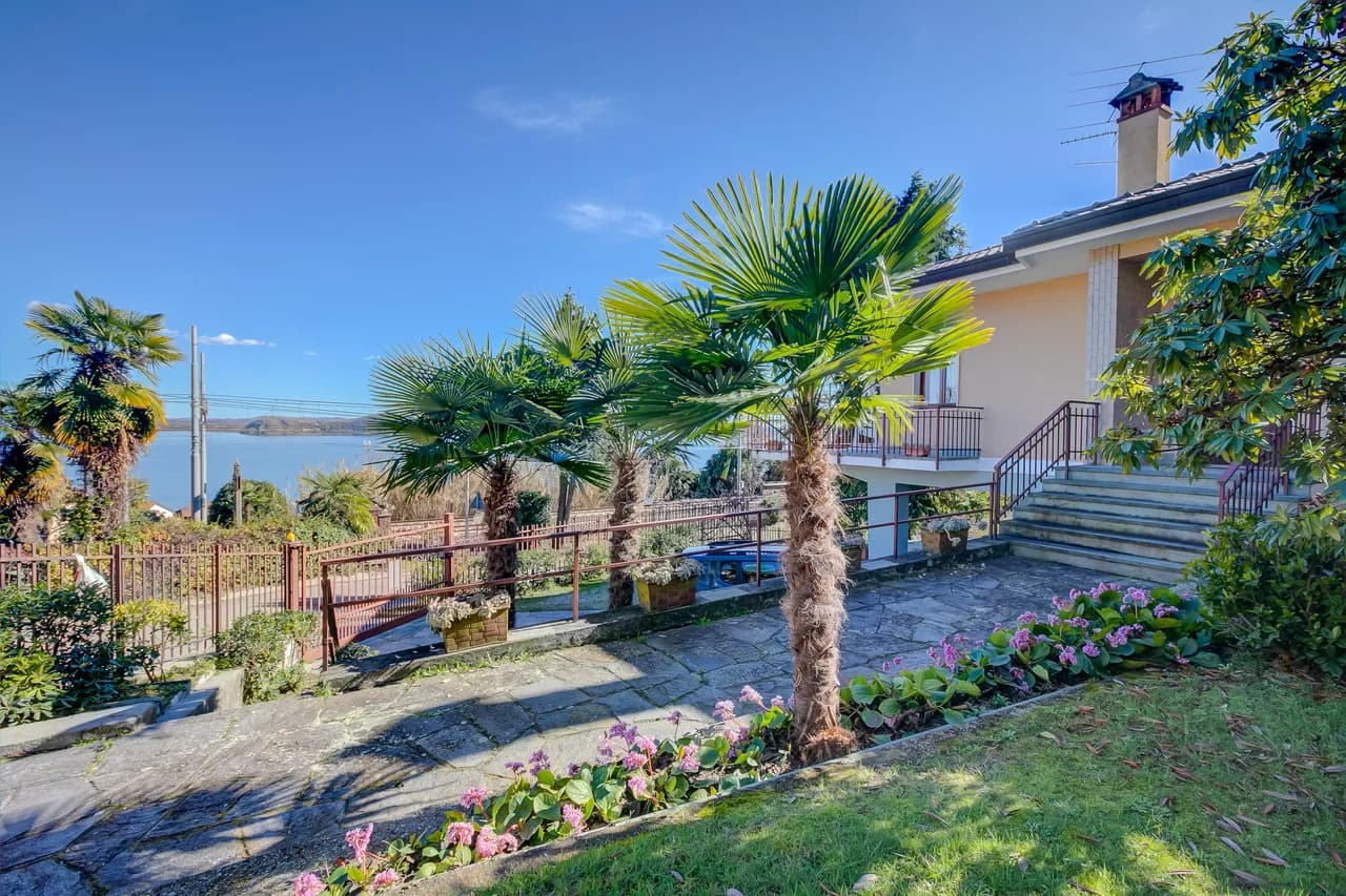 Lake View Villa with Blooming Garden in Belgirate photo 3