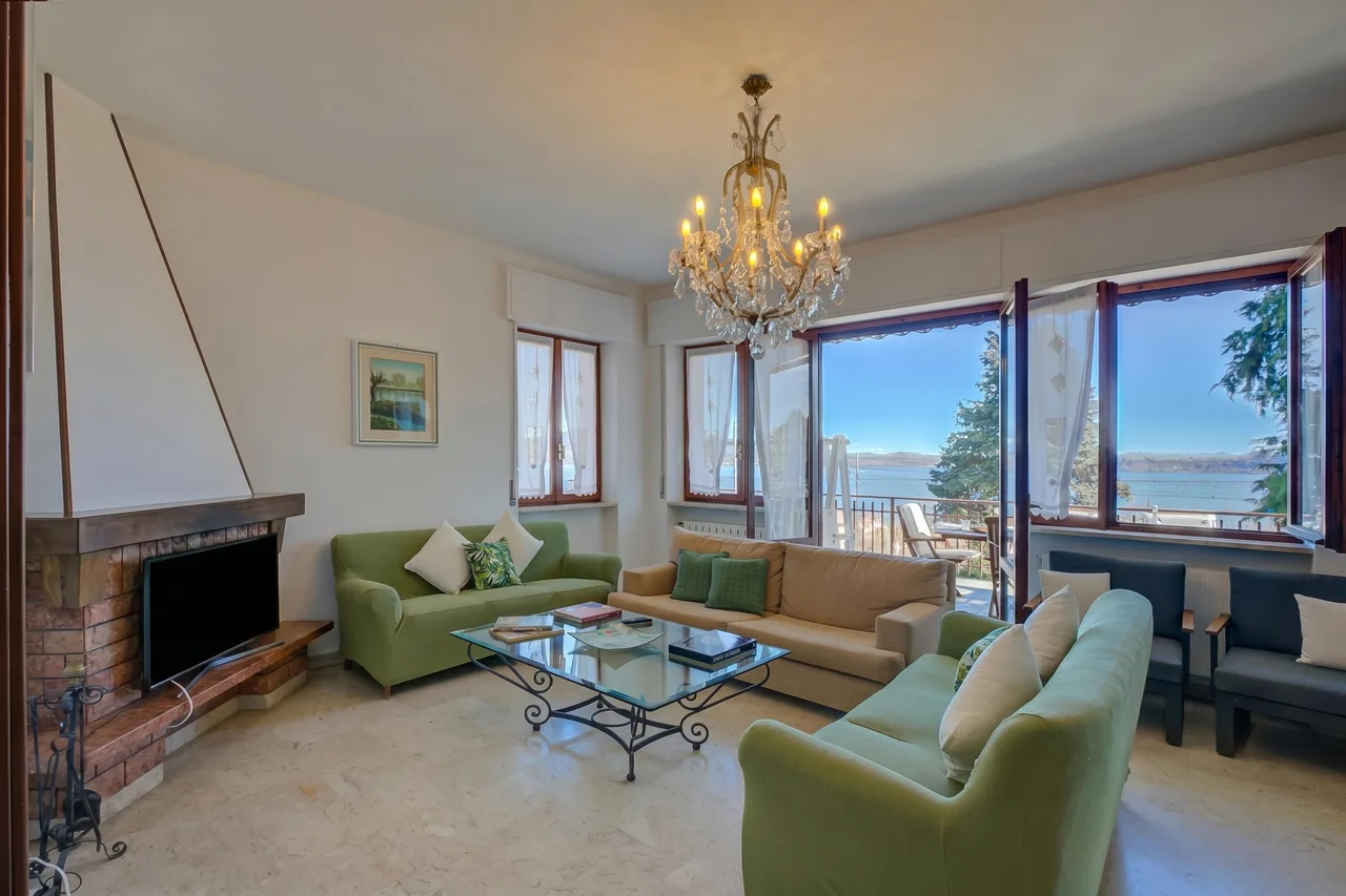 Lake View Villa with Blooming Garden in Belgirate photo 4