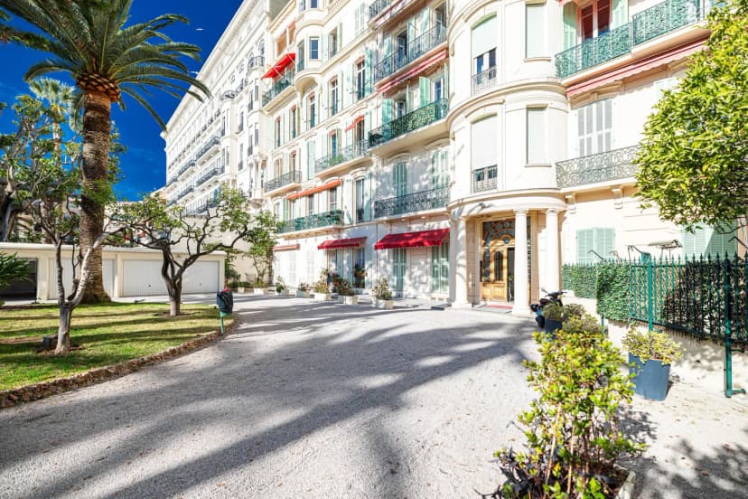 Regina - Duplex in Heart of Menton