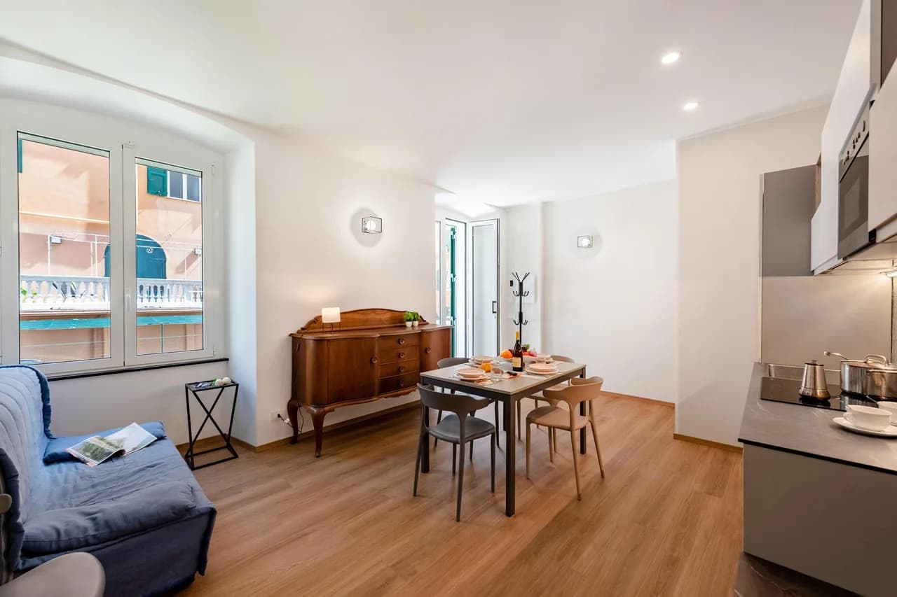 Central Apartment with Private Parking in Genova