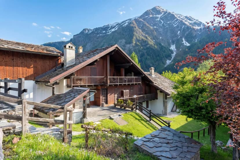 Cozy Apartment with Garden in Courmayeur