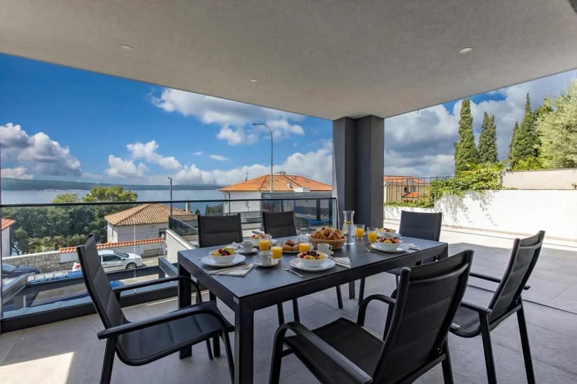 Luxury Pool Apartment With Sea View