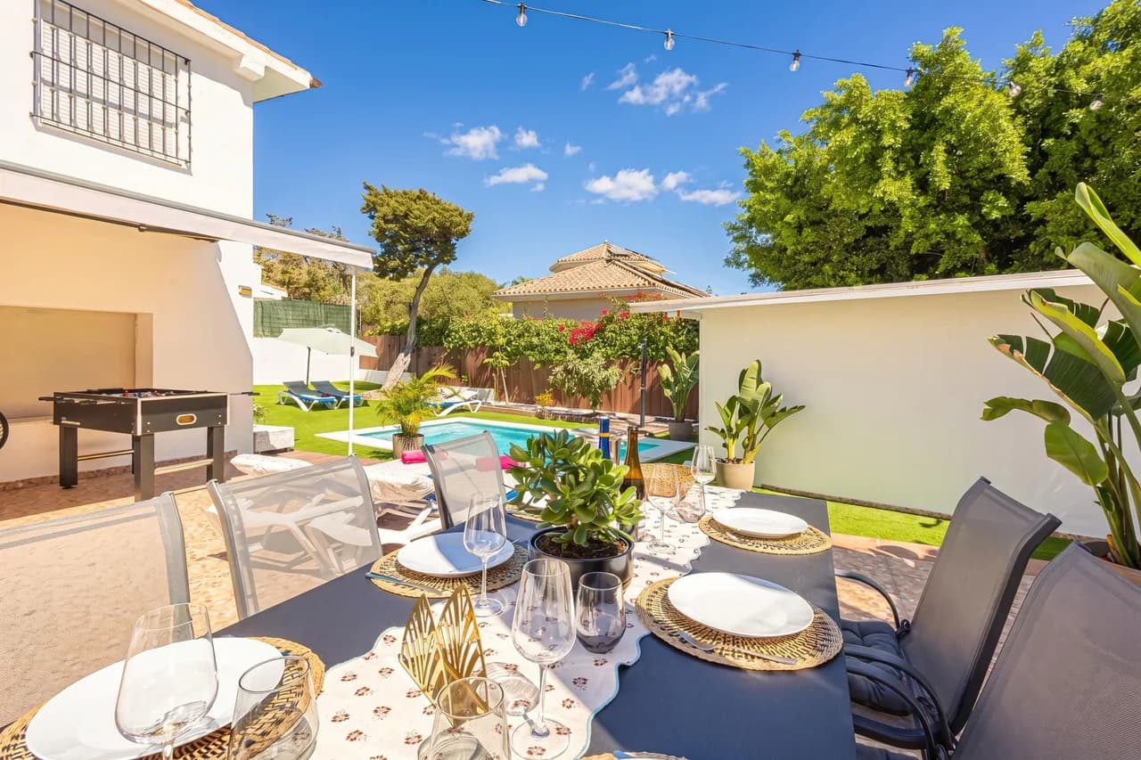 Contemporary Villa with Private Garden in Marbella photo 2