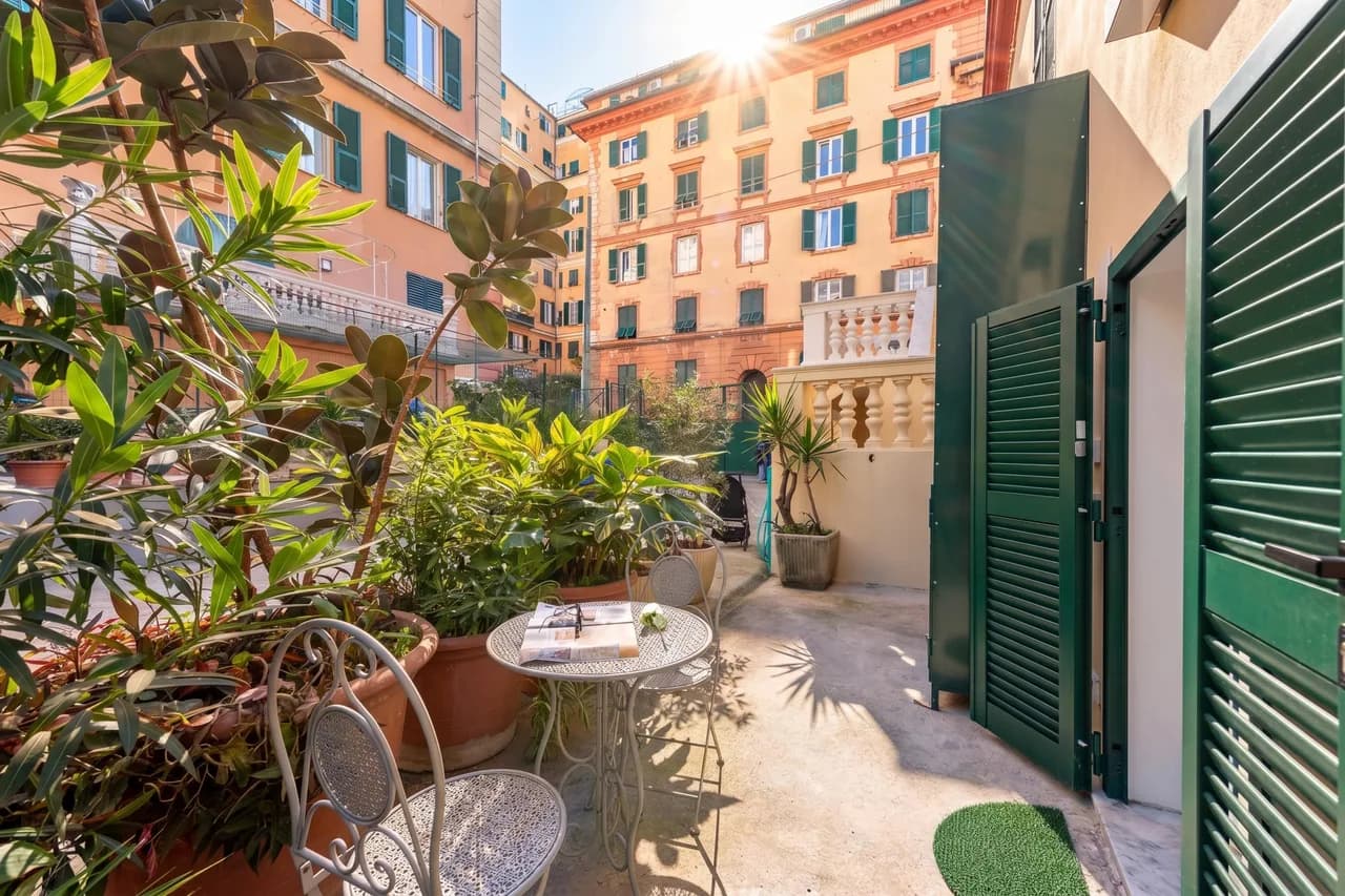 Central Flat with Private Parking in Genova