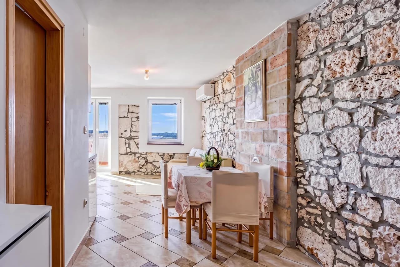 Sea View Balcony Apartment in Vinkuran photo 4