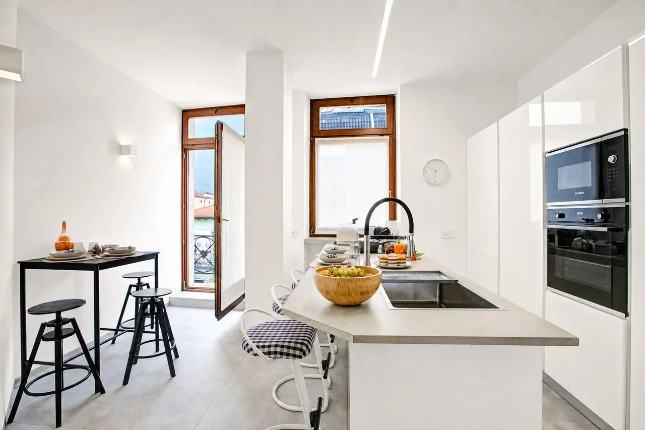 Balcony Dining Apartment in Riva del Garda photo 5
