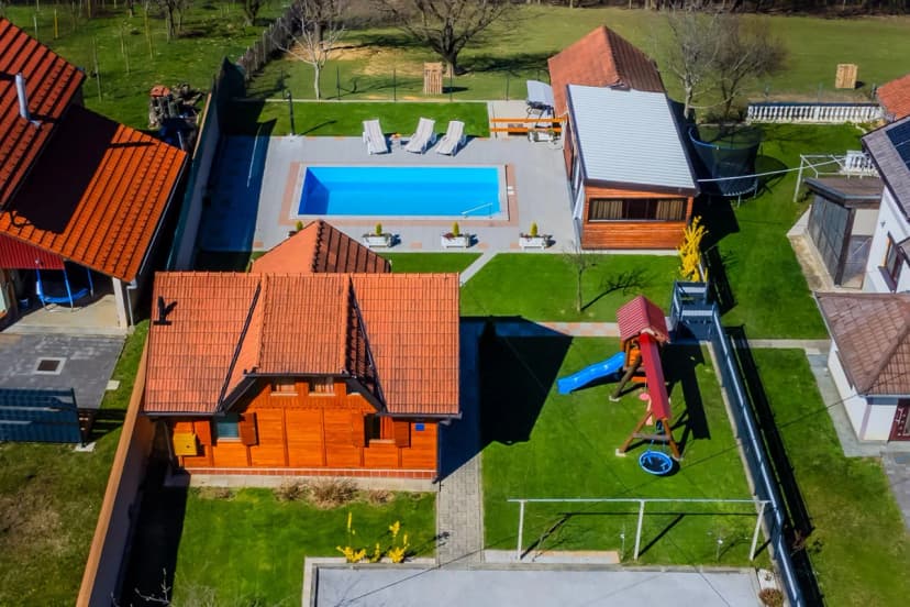 Timber Cottage With Pool