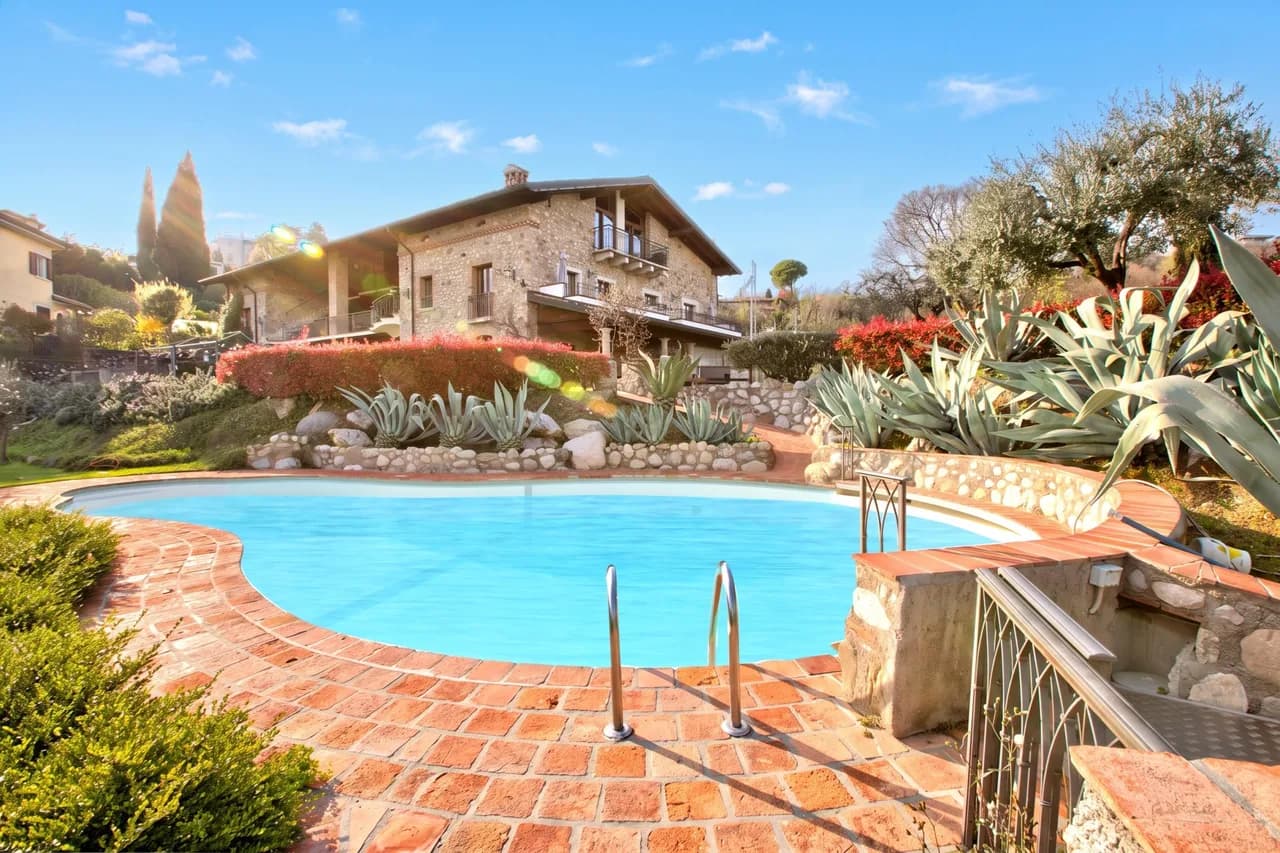 Charming Apartment with Private Garden in Padenghe Sul Garda photo 2