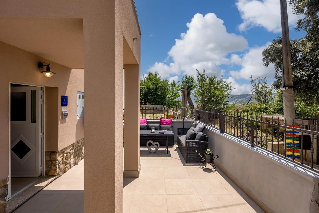 Charming Terrace Vacation Home in Lopar photo 3