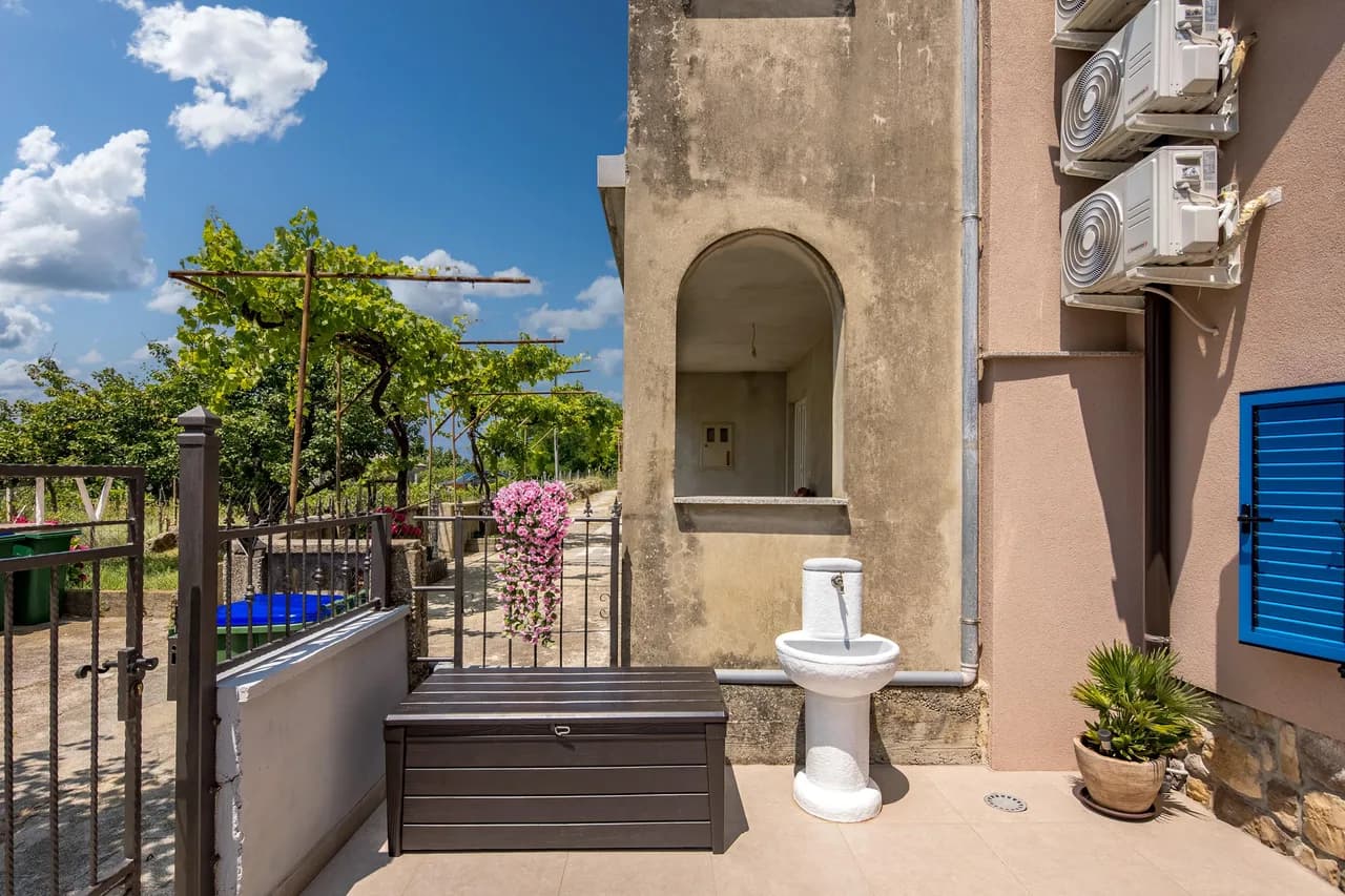 Charming Terrace Vacation Home in Lopar photo 4