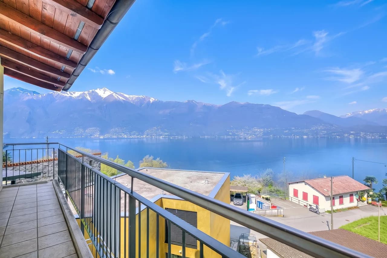 Lakeside Two-Bedroom Villa in Gambarogno, Ticino photo 4