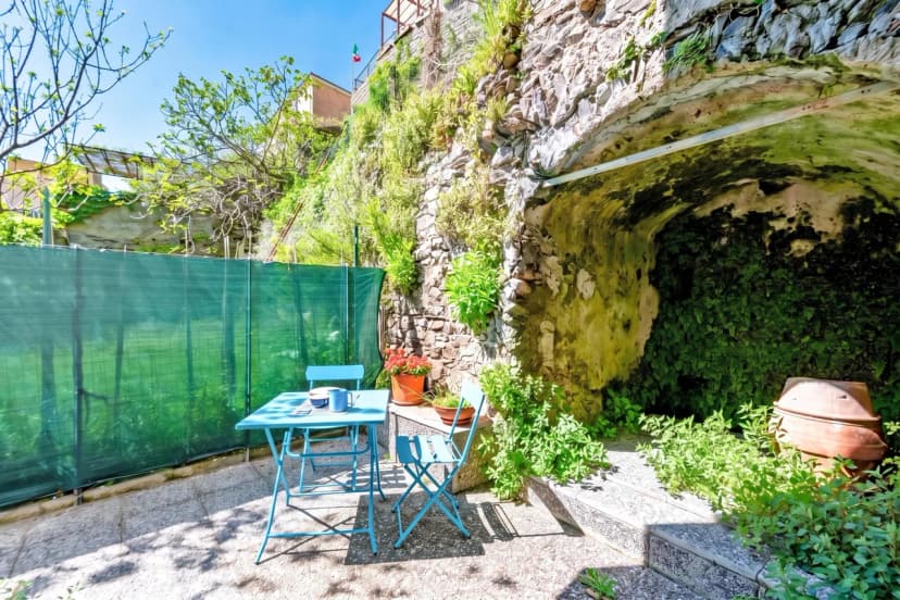 Yard Apartment with Balcony in Vernazza
