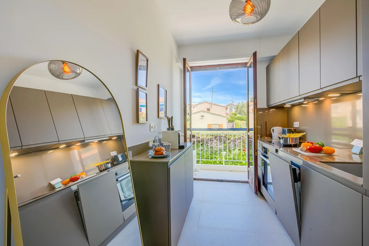 Bright Two-Bedroom Apartment Near Beach in Provence Alpes Cote Dazur photo 4