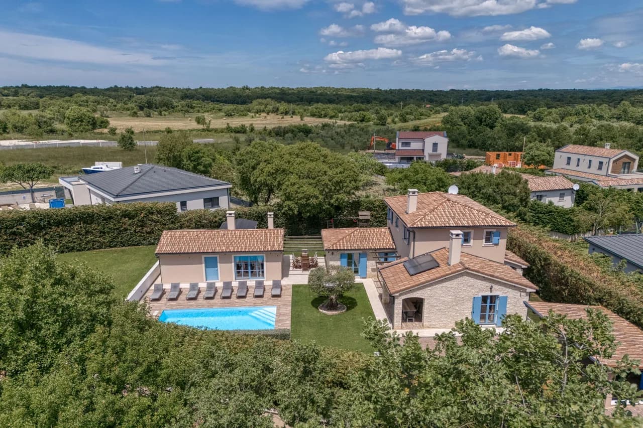 Villa Milo Mali Vareski with Pool