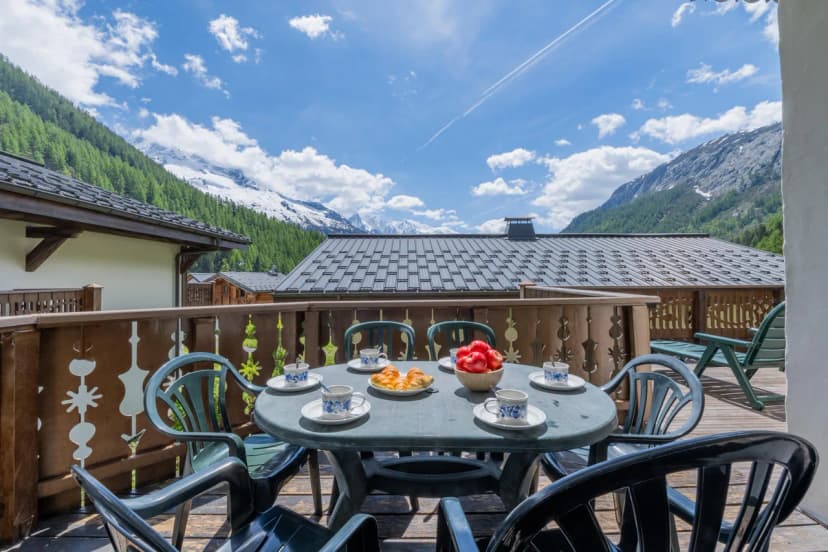 3BR Balcony & Parking near Argentière