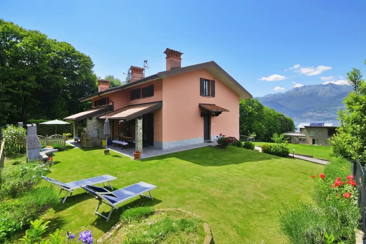 Lakeside Vacation Home in Colico photo 2