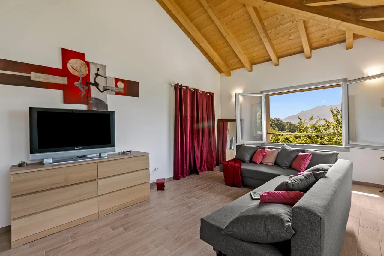 Viola Apartment Lake Maggiore Retreat w/ Private Garden & Parking