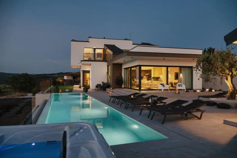 Villa Kim Momjan with Pool and Spa