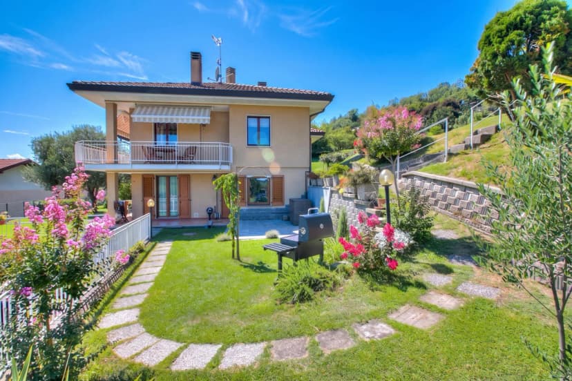 A Due Passi Dal Bosco: Hillside Apartment with Garden&BBQ
