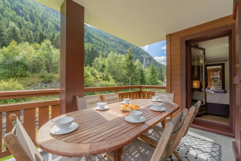 l'Ours Bleu B13 Ski-In at Vallorcine| Shared Pool, Gym & Wellness
