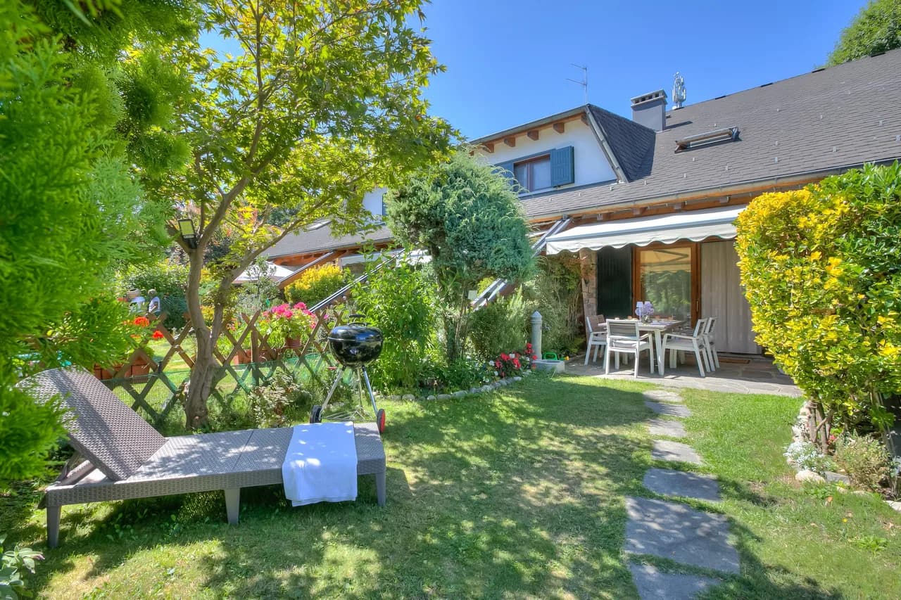 Private Garden Townhome in Gignese