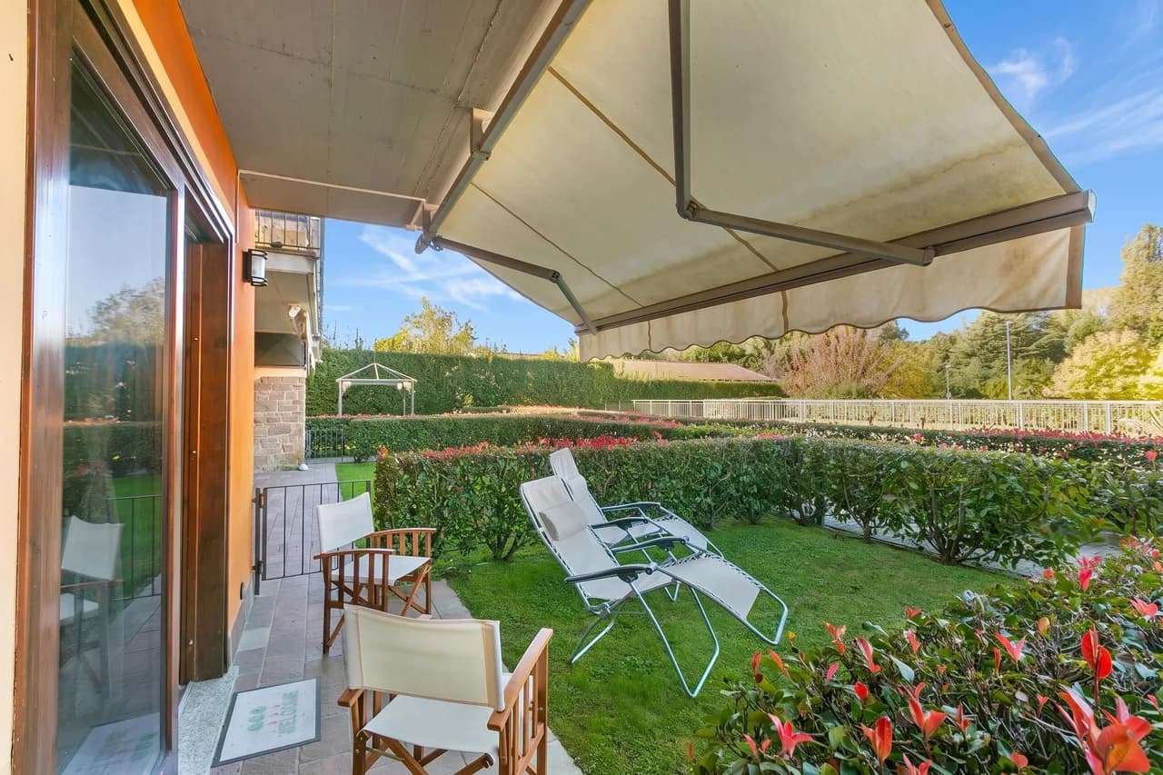 Lakeside Apartment with Shared Pool in Leggiuno photo 2