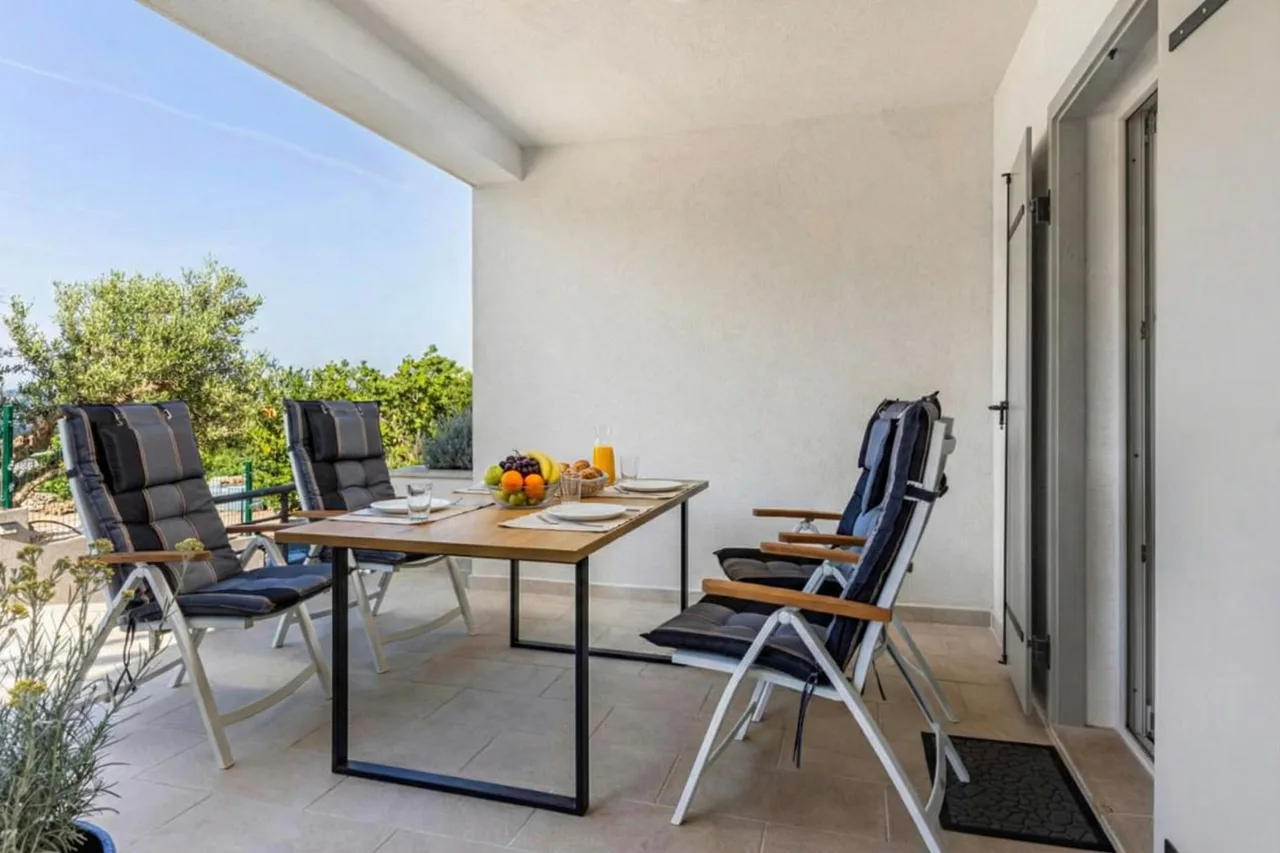 Villa Ancora - Merope Apt /w Jacuzzi & Terrace photo 2