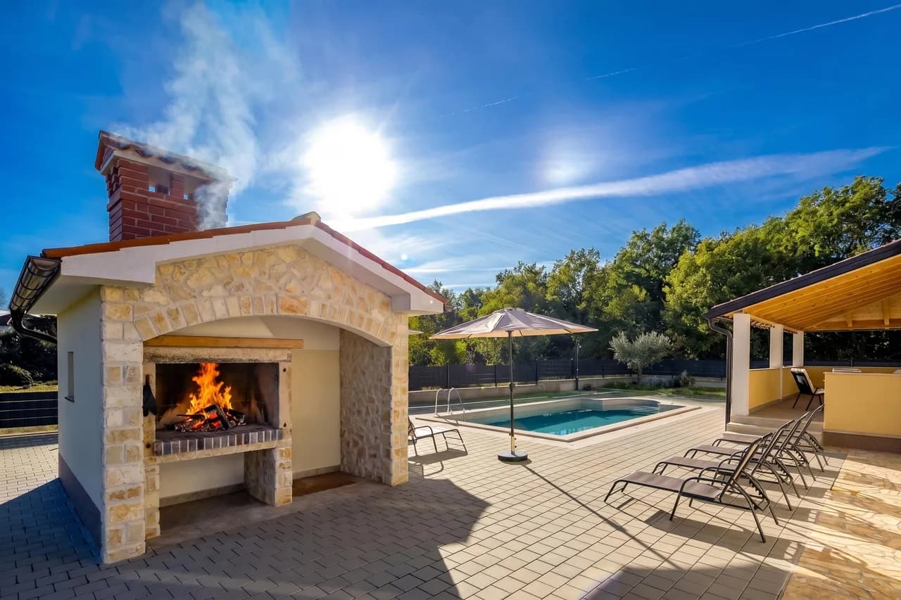 Heated Saltwater Pool Vacation Home in Labin photo 3
