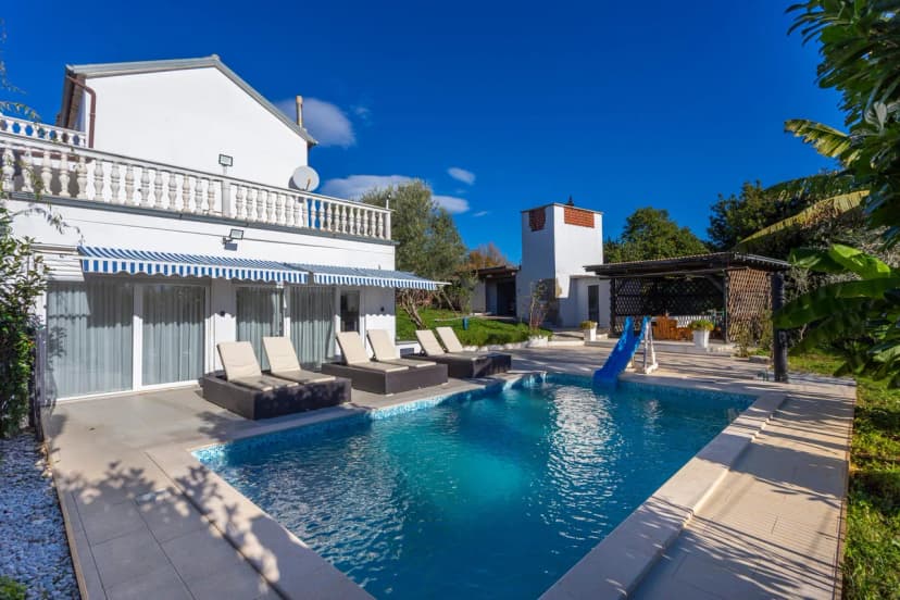 Holiday Home Cadjo with private Pool