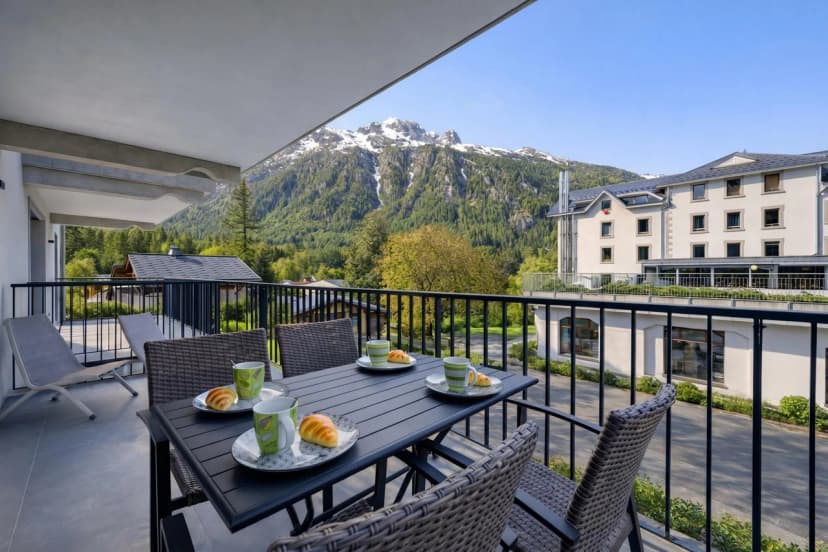 Argentière Center Stay | Balcony Parking