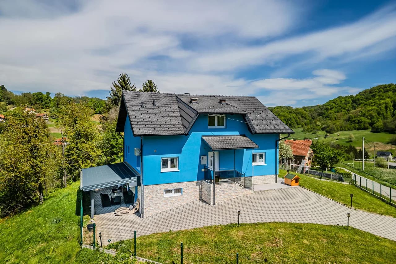 The Blue House with Sauna & Jacuzzi