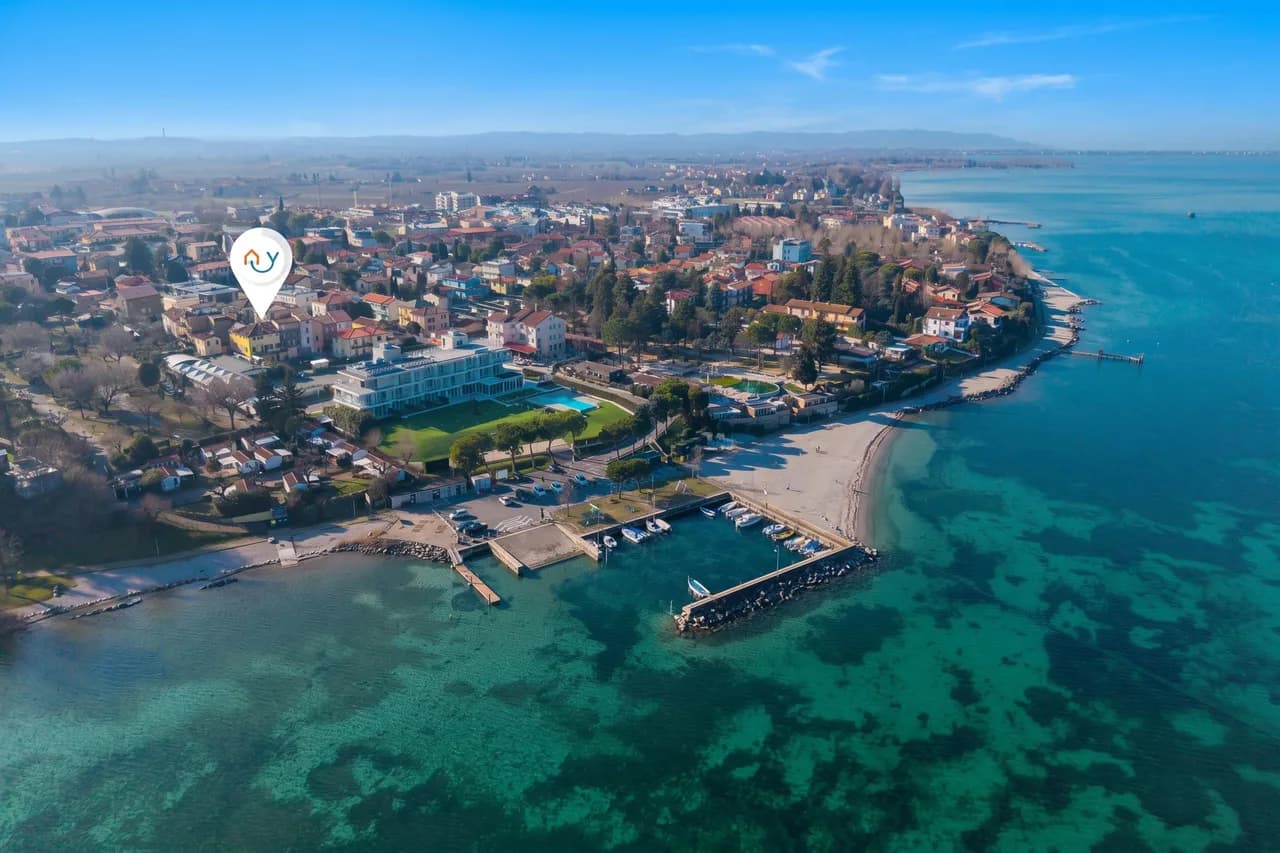 Peschiera few steps from the lake Garden, Terrace, & AC photo 2