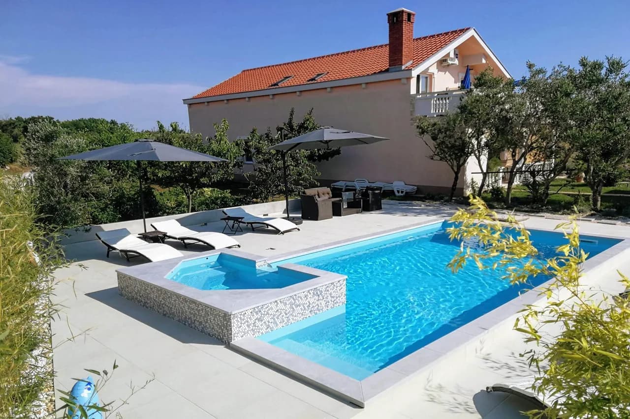 Poolside Apartment in Privlaka