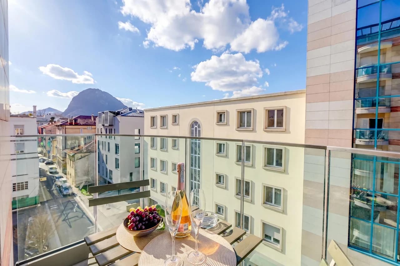 Balcony Apartment with Lake Views in Ticino photo 3