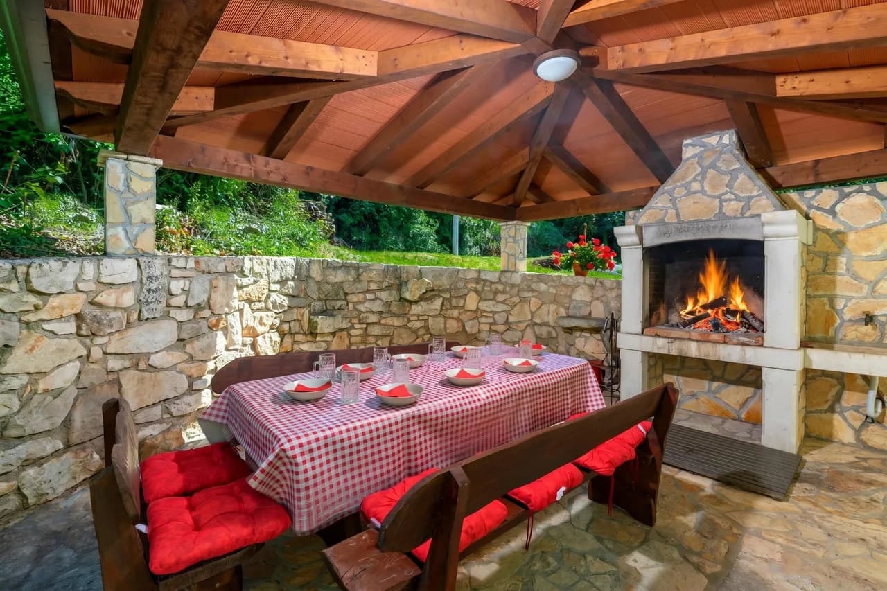 Secluded Retreat with Lush Gardens in Labin photo 3