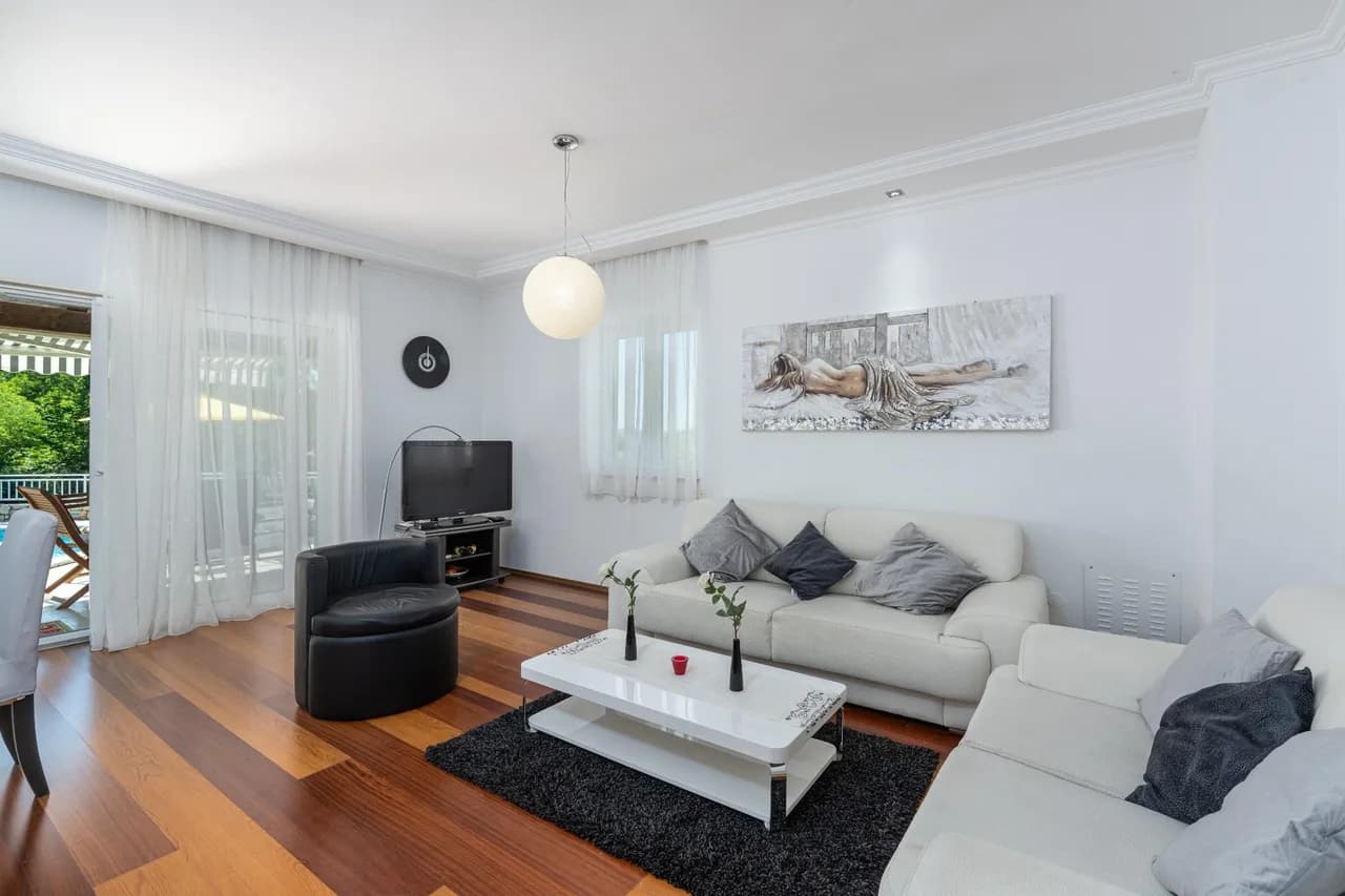 Secluded Retreat with Lush Gardens in Labin photo 4