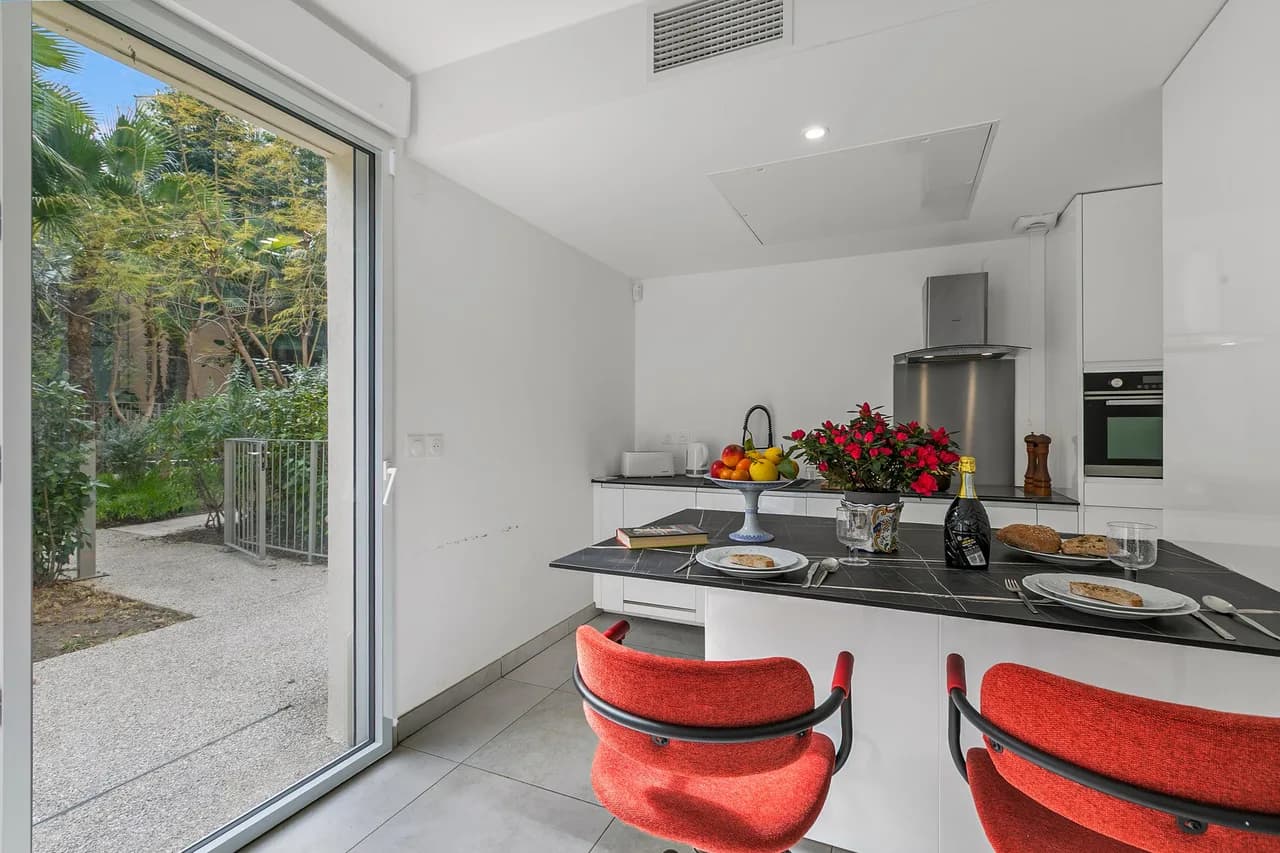La Marenda - City Center Apartment with Terrace Garden photo 4