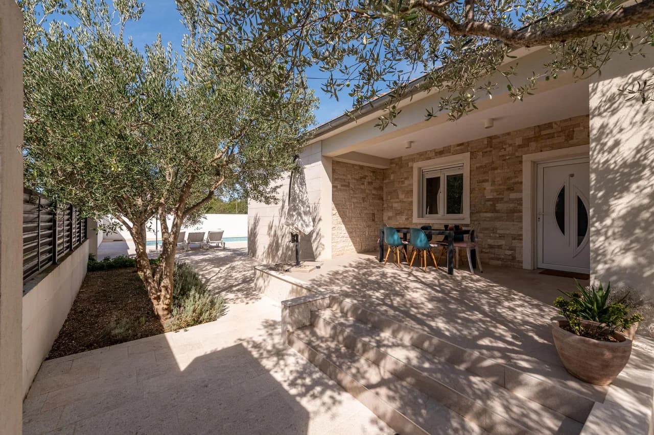 Lush Garden Vacation Home in Zemunik Donji photo 2