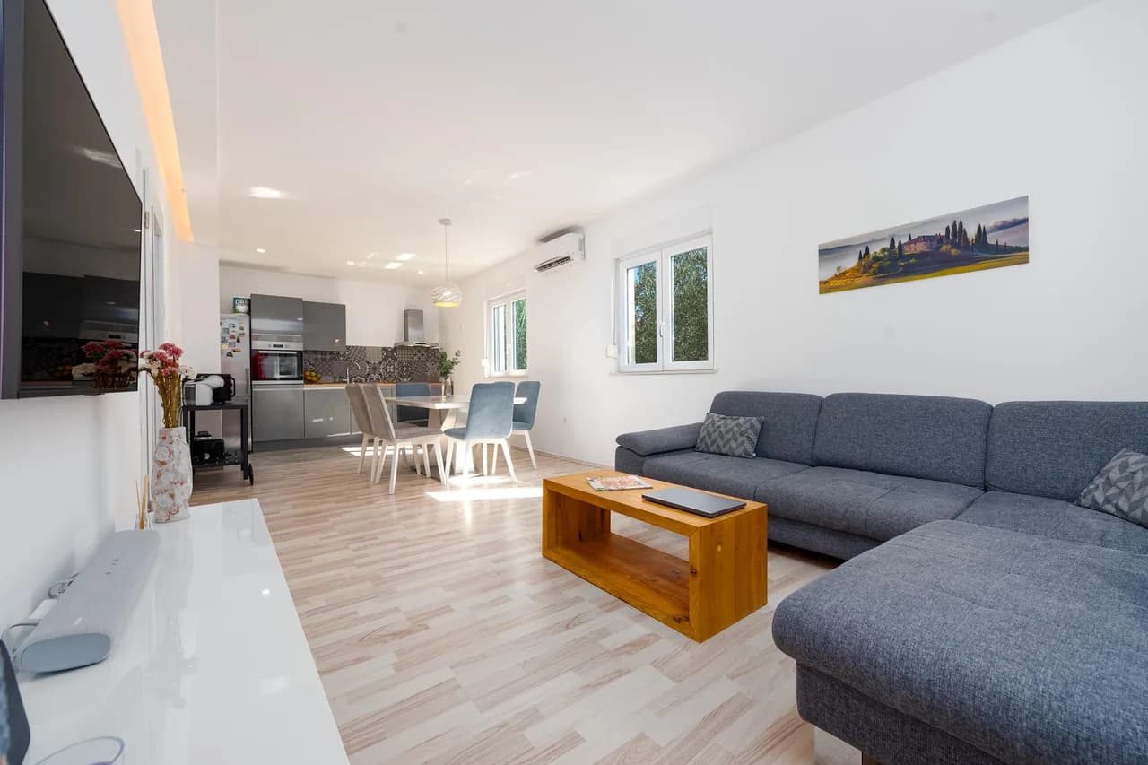 Lush Garden Vacation Home in Zemunik Donji photo 3