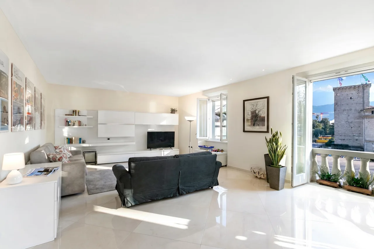 Lakefront Luxury Apartment in Riva del Garda photo 3