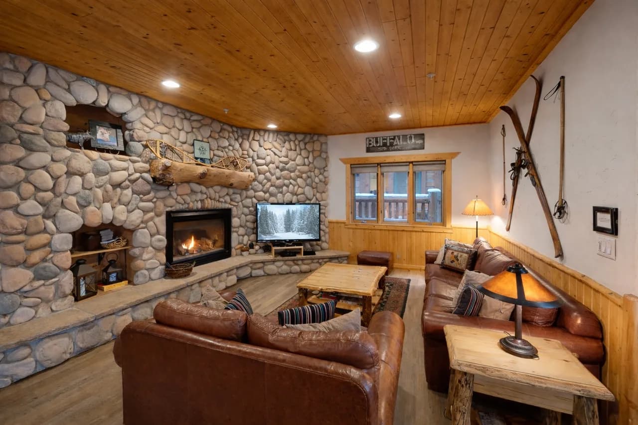 Timberwolf 3D Mountain Escape with Hot Tub Retreat