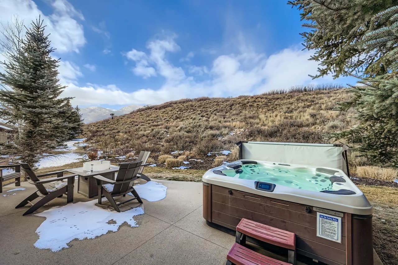 2744 Stylish Ski Getaway with Hot Tub Pool and Lift Shuttle photo 2