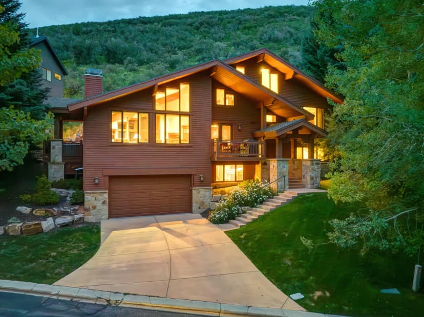 2430 Ultimate Deer Valley Getaway Hot Tub and 2 Gold  Utah Ski Passes